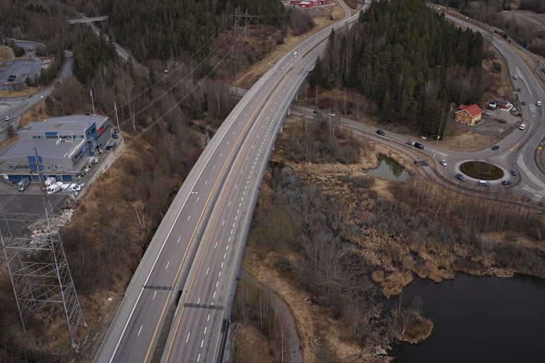 Dronebilde av brua.