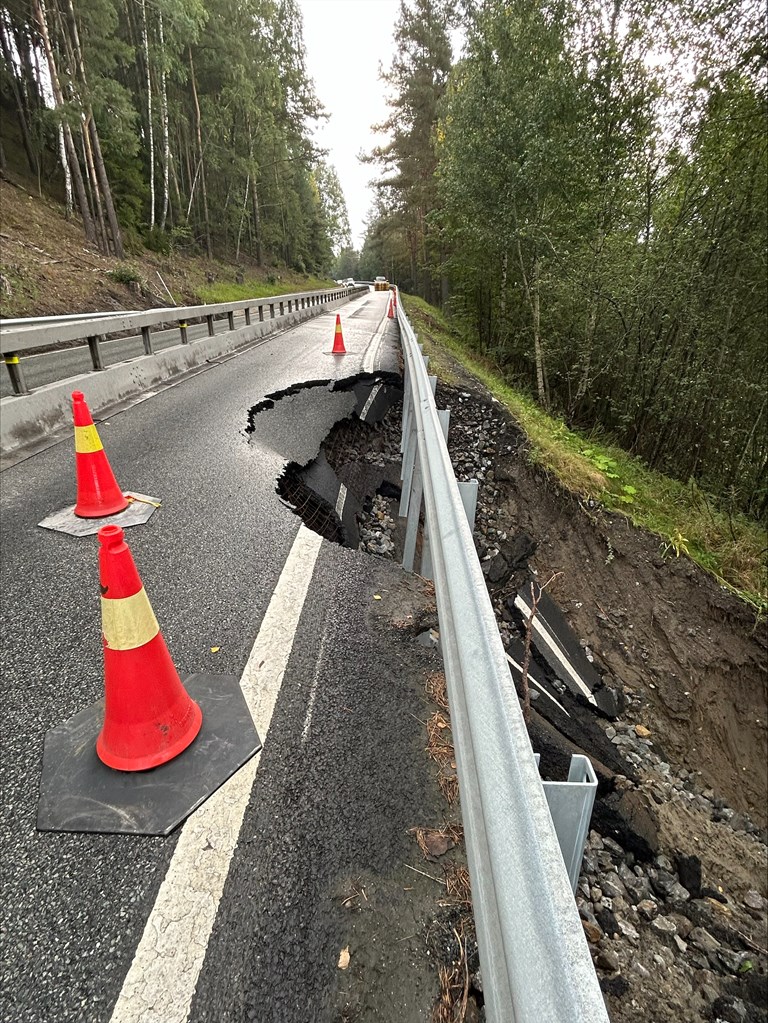 Bildet viser at store deler av veibanen har sklidd ut.