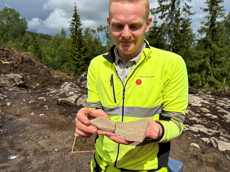 Arkeolog Sverre Magnus Stubberud med en slipestein fra steinalderen. Denne ble blant annet brukt for å slipe økser. 