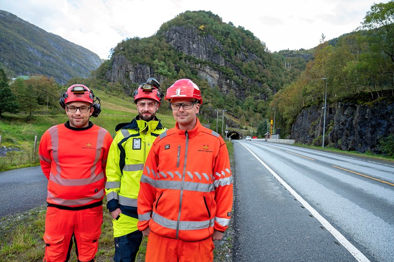 Bilde av Magnus Marøy (f.v.), Sindre R. Sørfonn og Eirik M. Røthe, som  styrer oppgraderinga av tunnelane veg Dale. Arbeidet har vart i rundt to år no, og to tunnellar er ferdig oppgraderte, medan dei andre tre nærmar seg slutten.