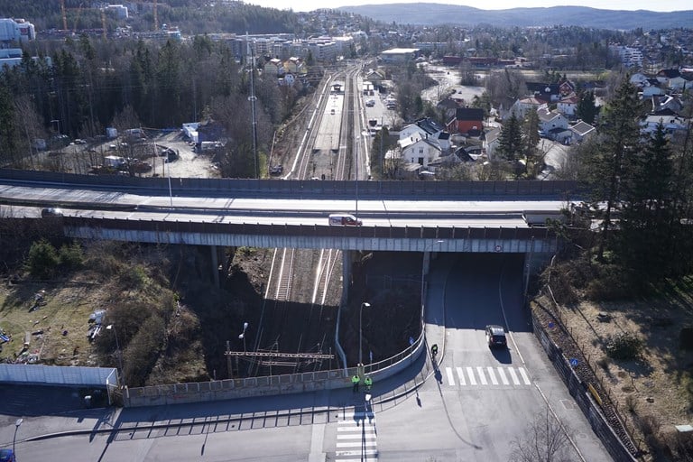 Bilde av Høybråtenveien bru sett fra siden.
