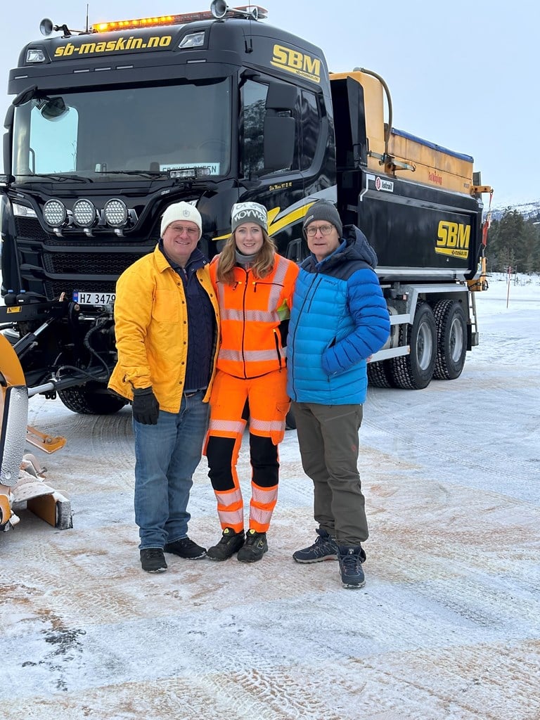 Bilde av trioen foran en brøytebil: Jan Erik Larssen, Elin Marie Sveen og Tommy Rustad.