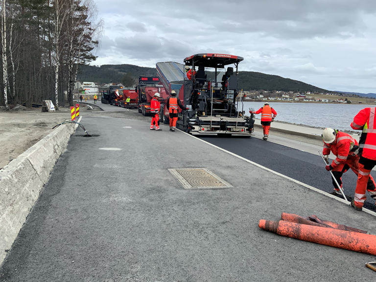 Siste innspurt kan gi kø .Fra 4. til 15. november kan det bli køer og ventetider opptil 15 minutter langs gamle E16 mellom Verkevika og Toso. Vegen og fortau settes i stand etter E16 er flyttet til ny trasé mellom Eggemoen og Olum. Foto: Cassandra Mood Hummel
