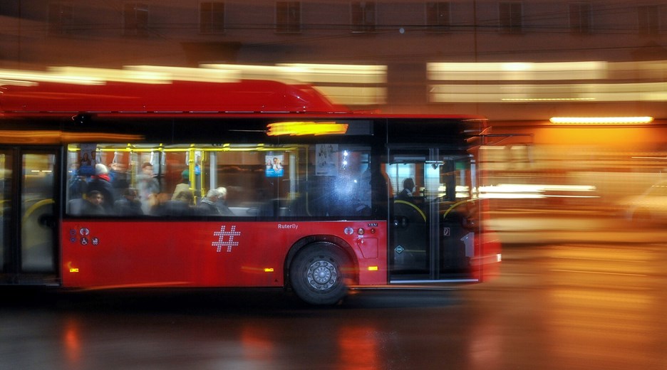 Illustrasjonsfoto, buss i fart på kveldstid. 