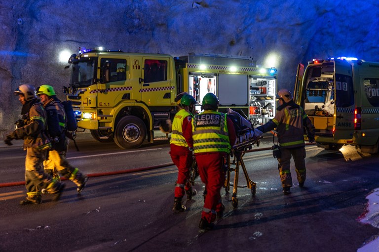 Bilde fra en tidligere øvelse i en tunnel. Ser brannbil og ambulanse inni tunnelen og medarbeidere fra nødetatene. 