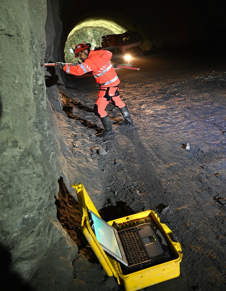 En spesiell programvare mottar de seismiske dataene og mater dem inn i et program som lager 3D-modeller av berget. 