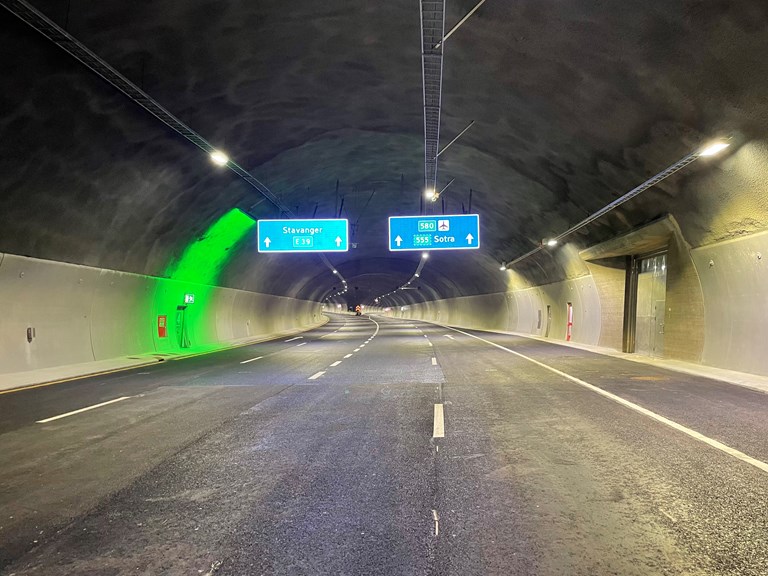 Rå- og Søråstunnelen er knyttet sammen med rømningsveger, og begge tunnelene må derfor stenges når det er beredskapsøvelse. Foto: Lars Olve Hesjedal, Statens vegvesen