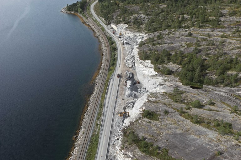 Dronebilde av rassikringsarbeidet i Ytterkleiva på rv. 80 mellom Bodø og Fauske. Her blir det nattarbeid for å legge stikkrenne under Nordlandsbanen.