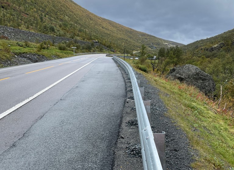 Bilde av nyetablert rekkverk i Drivdalen i Oppdal kommune i Trøndelag.