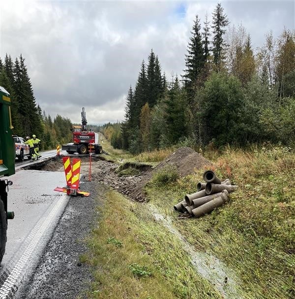 På Midtskogen i Trysil gled deler av riksveg 25 ut som følge av regnet. Utbedringsarbeider pågår.