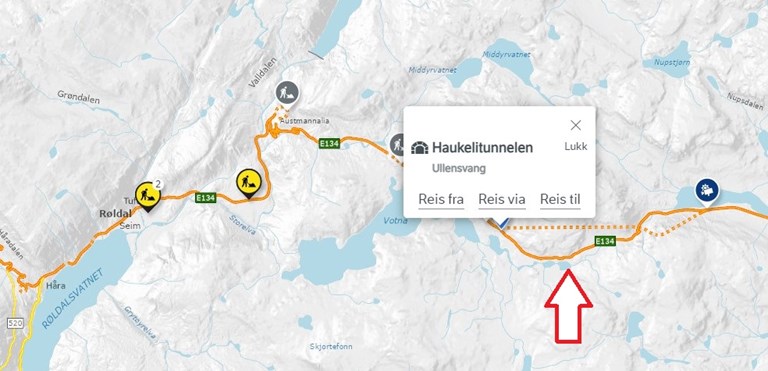 Haukelitunnelen ligg i Ullensvang kommune i Vestland, like ved grensa til Vinje kommune og Telemark. Omkøyringsvegen er markert med pil. Kart: Statens vegvesen