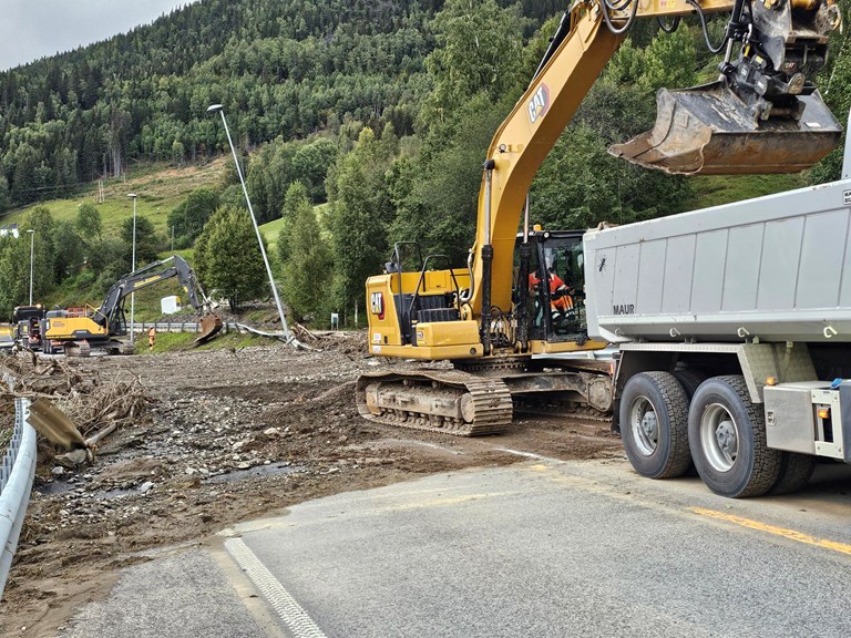 Bildet viser gravemaskiner som rydder E6