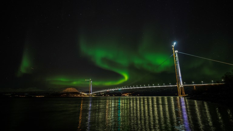 Bilde av Hålogalandsbrua på E6 med nordlys over. 