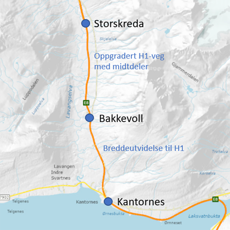 Illustrasjonen viser et kart over strekningen Storskreda–Kantornes, med tilhørende vegstandard klasse H1 med midtdeler på en del av strekningen, og en del som får breddeutvidelse til H1 standard uten midtdeler.  