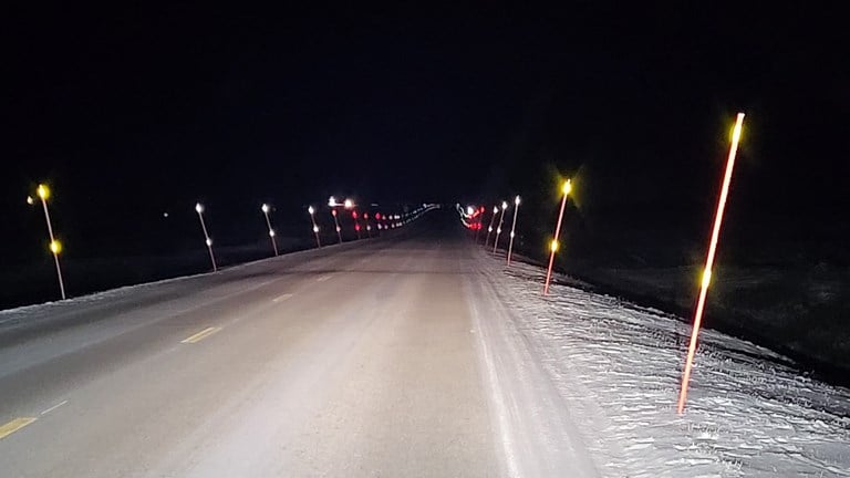 Statens vegvesen tester brøytestikker på E6 på Saltfjellet. De røde fluorescerende stikkene vises best.