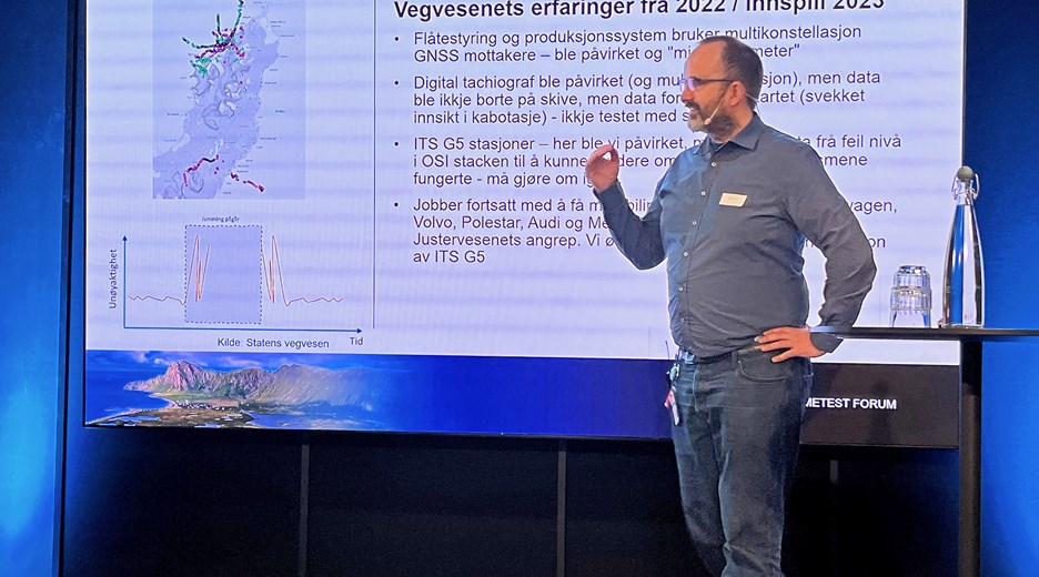Sjefingeniør Tomas Levin forteller om Statens vegvesens erfaringer fra jammetesten på Andøya i 2022. Foto: Rune René Kristiansen