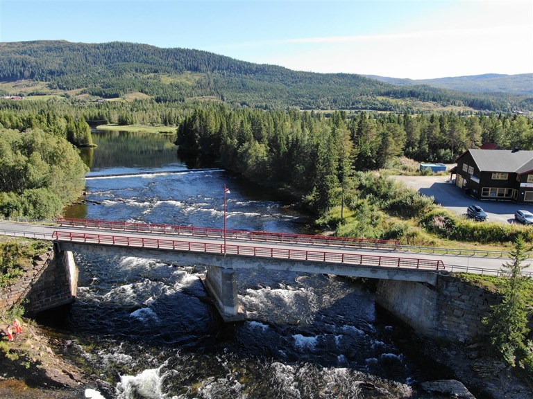 Dronebilde av brua sett fra siden.