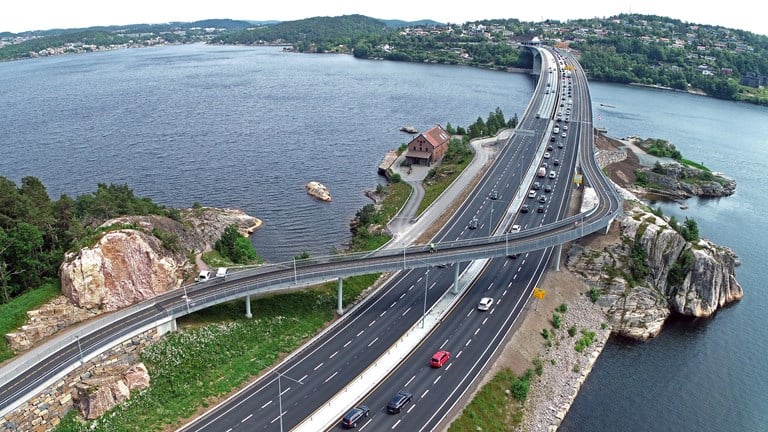 Oversiktsbilde av E18 Varoddbrua tatt fra lufta. 