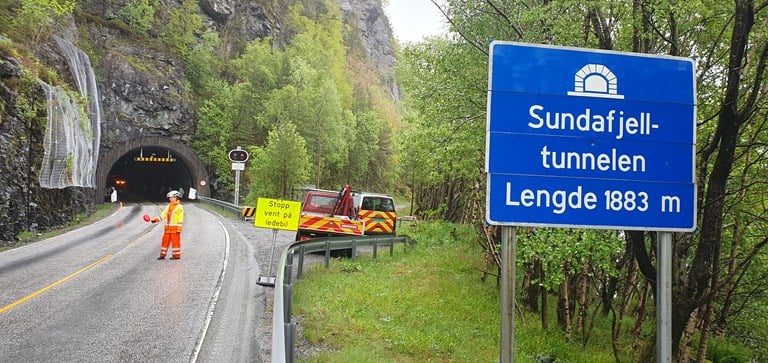 Vegvesenet og samarbeidspartnarar øver i rv. 5 Sundafjelltunnelen torsdag, og må då stenga tunnelen. Foto: Statens vegvesen