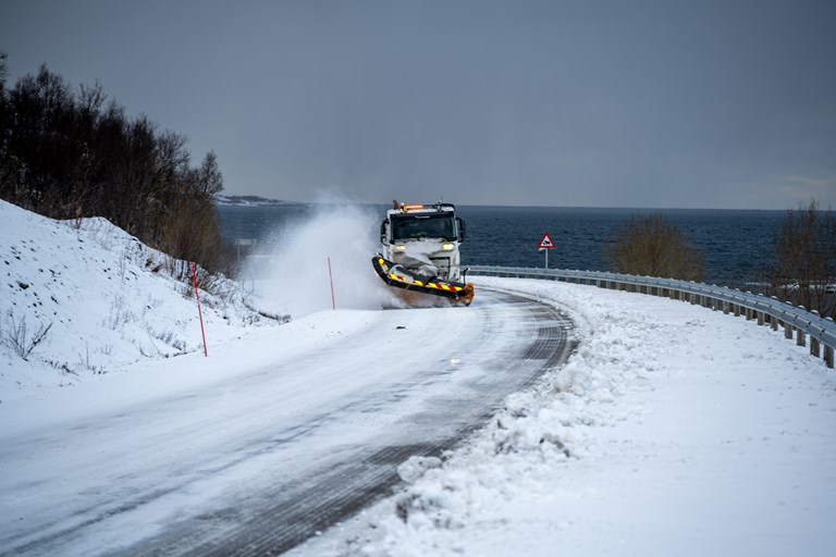 Brøytebil i arbeid.