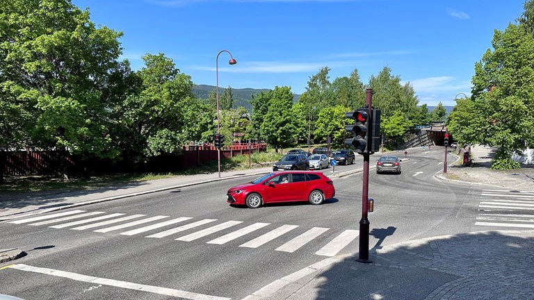 Mange biler i Bankenkrysset på Lillehammer.