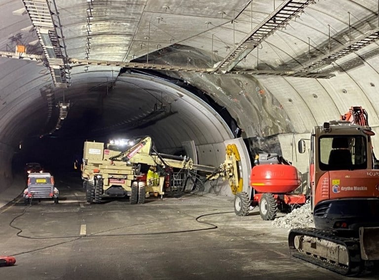 Store maskiner inne i en tunnel