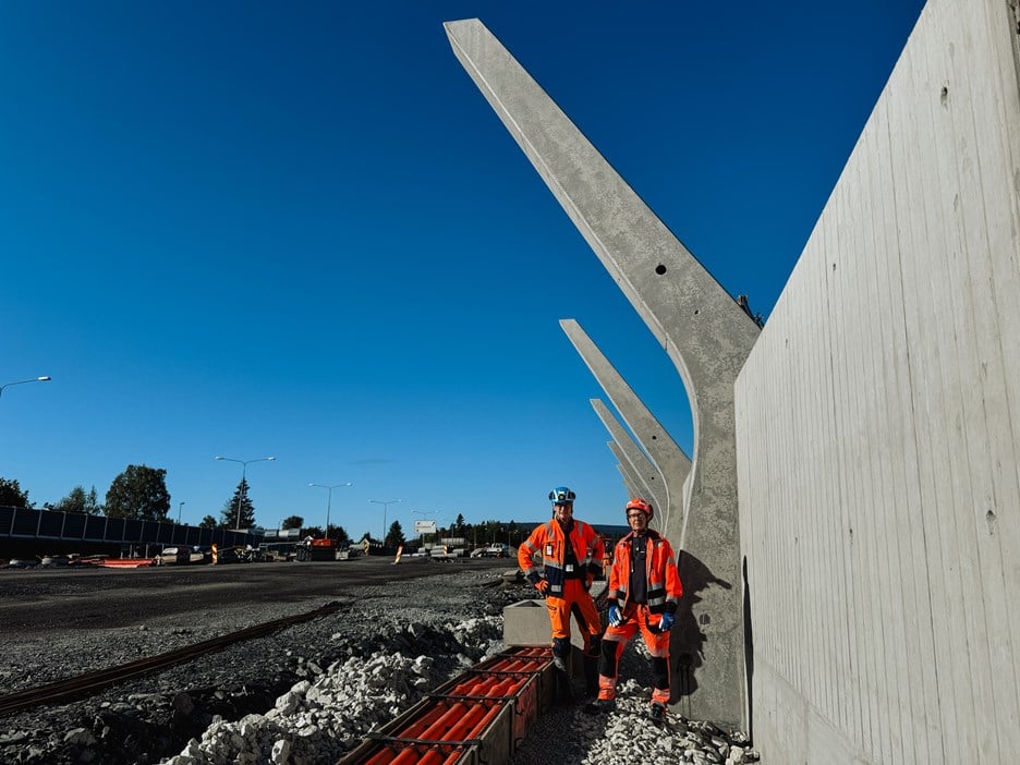 Prosjektleder i Skanska Norge AS, Eilev Lilleland, og teknisk byggeleder i Statens vegvesen, Terje Nystrøm står med betongsøylene som blir den nye støyskjermen. 