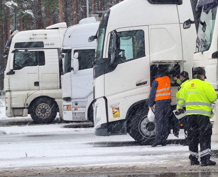 Tunge kjøretøy som blir kontrollert. 