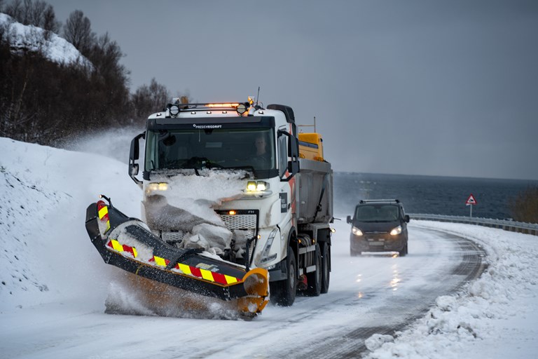 Bilde av brøytebil med personbil bak.