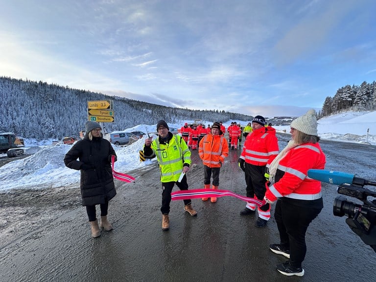 Regionsjef Guttorm Tysnes i Norges Lastebileierforbund har jobbet for ny rv. 3 i mer enn 20 år. Tirsdag fikk han klippe snora da Vegvesenet satte på trafikk på den nye vegen. Ordfører Merete Myhre Moen i Tynset kommune og prosjektdirektør Ingunn Foss i Statens vegvesen, sørget for at NLF-sjefen fikk gjort jobben med saksa. Per Kollstad/Statens vegvesen
