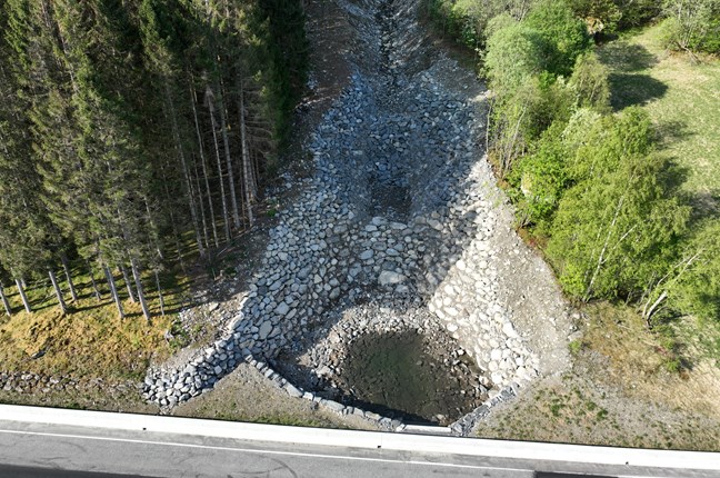 No: Etter skred på staden i 2024. Her ser ein tydeleg korleis det er bygd inn tersklar, altså høgdeforskjellar, i terrenget. Tersklane bidreg til å ta farten og energien ut or skreda. Foto: Statens vegvesen