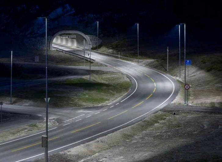 Illustrasjonsbilde av lysarmatur på vei, rett før tunnelinnløp.