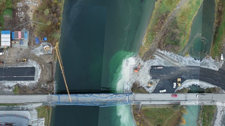 Foto av anleggsområdet på E6 Storslett bru høsten 2024. Nå er de midlertidige brukarene med påkjøringsveger klare til å ta imot gammelbrua som skal flyttes.