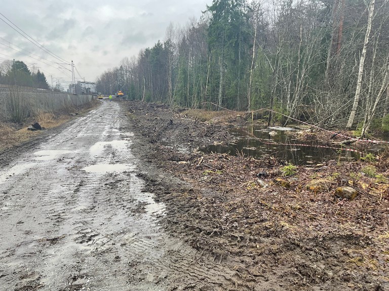 Denne sølete vegen langs jernbanen mellom Ås og Hauger bru i Ås kommune skal bygges om til gang- og sykkelveg. De forberedende arbeidene er startet.