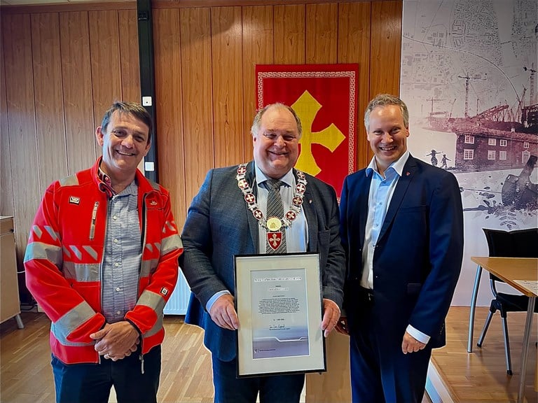 Helge Stabursvik fra Statens vegvesen, ordfører i Verdal, Knut Sandnes og samferdselsminister Jon-Ivar Nygård.