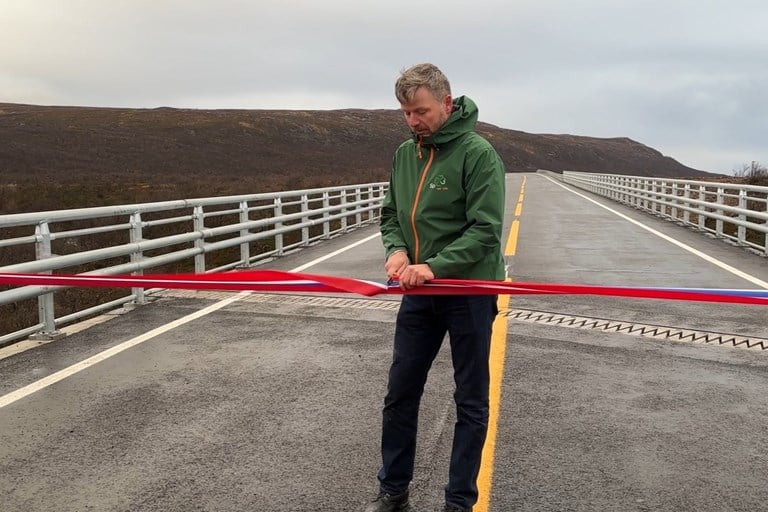 Statssekretær Stein Mathisen klipte snora som åpnet ny bru og 2,2 kilometer ny E6 i Finnmark. 