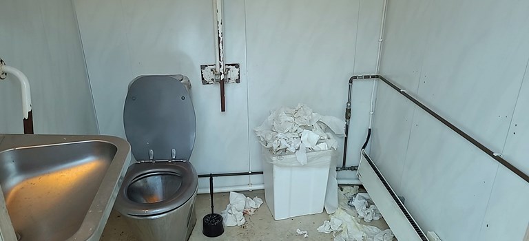 Slik vil vi ikke ha det på rasteplass-toaletter. Foto: Statens vegvesen