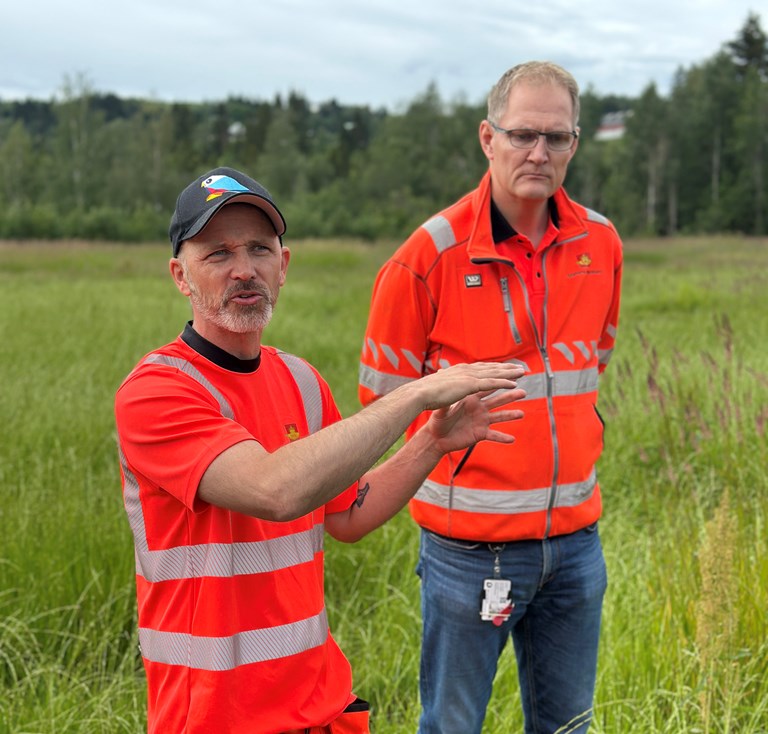Bildet viser Even Stensrud som ser mot kameraet mens han forteller om arbeidet som er gjort for å etablere fugleparken. I bakgrunnen står leder for Prosjekt Vestoppland, På Steinar Karlsen. 