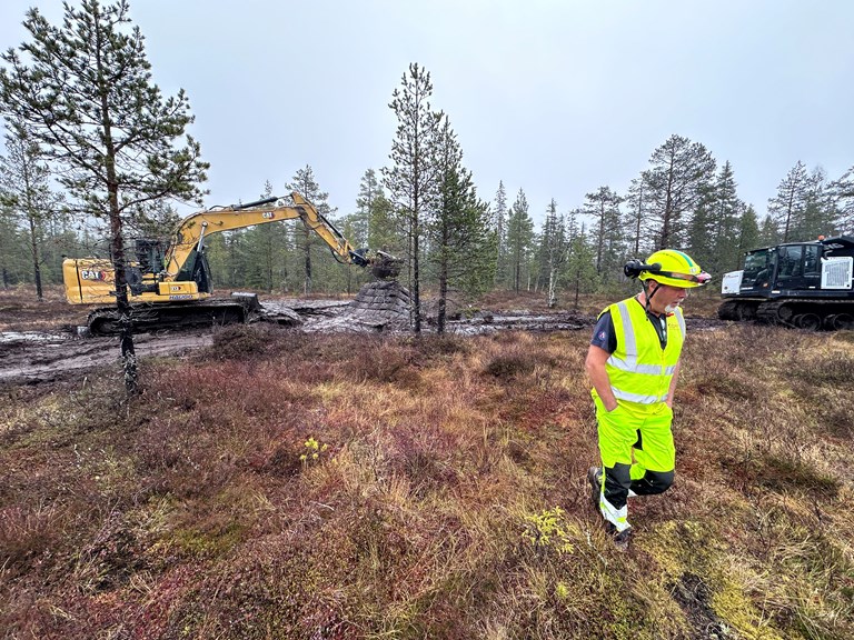 Frank Murland i Anlegg Øst entreprenører frakter myrmasser inn til den drenerte myra på Lygna. Amund Blikken legger ut myrmassene i grøftene.