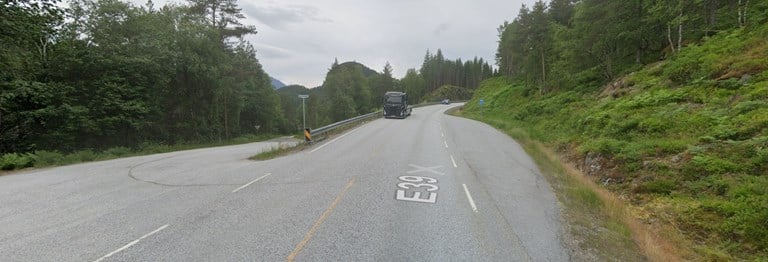 Dagens kryss mellom E39 og Alvervegen i Sunnfjord. Bilete frå Google maps street view