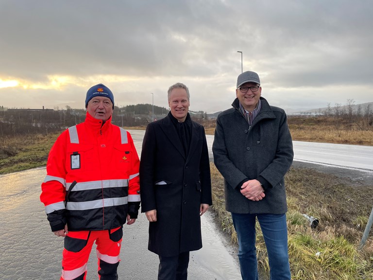 Statsråd Nygård fik æren av å slippe nyheten om den kommende utbyggingen ved Harstad/Narvik lufthavn Evenes. Her flankert av prosjektleder Geir Jørgensen til venstre og en smilende ordfører i Evenes, Terje Bartholsen.