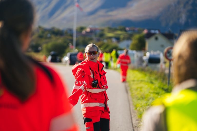 kvinne som ser mot kameraet.