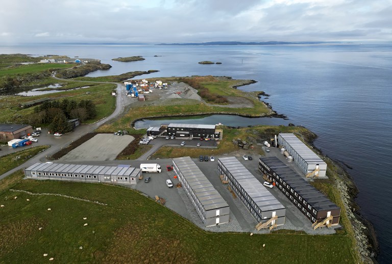 Bilete vis eit dronefoto over bustadriggen med 200 hyblar på Kvitsøy