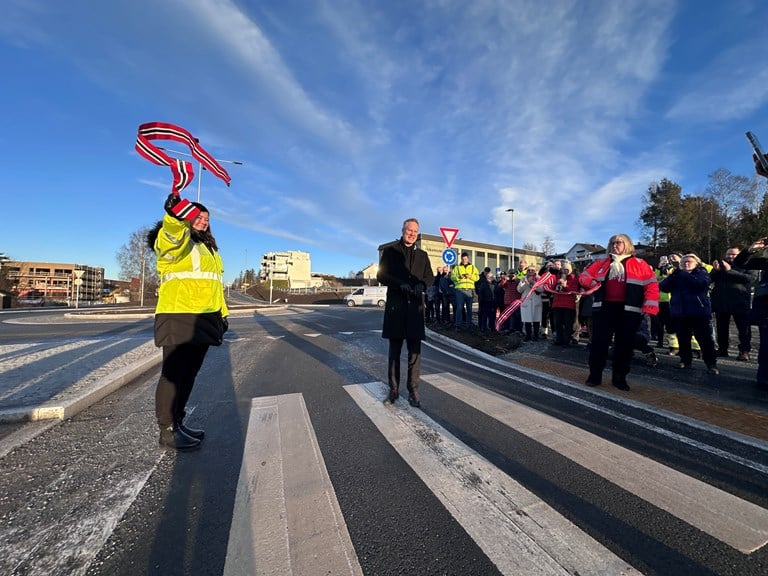 Samferdselsminister Jon-Ivar Nygård klipte snora for miljøgata på Gran. Leder av samferdselsutvalget i Innlandet, Iselin Vistekleiven, og prosjektdirektør Ingunn Foss i Statens vegvesen, holdt snora. - Dette prosjektet er banebrytende, mener Nygård 