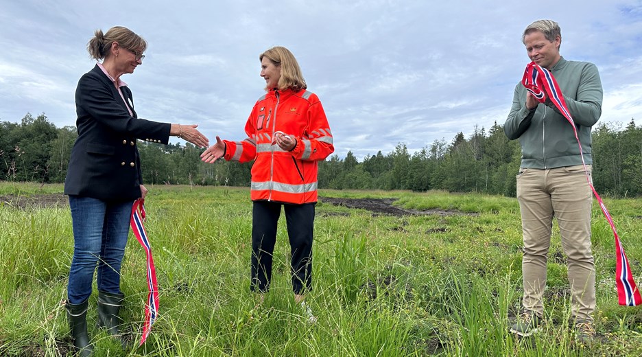 Bildet viser Vegdirektør Ingrid Dahl Hovland som klipper snora for den nye fugleparken på Hadeland. Sammen med vegdirektøren står Anne Gri Stenbråten fra BirdLife og Ordfører Harald Tyrdal. 