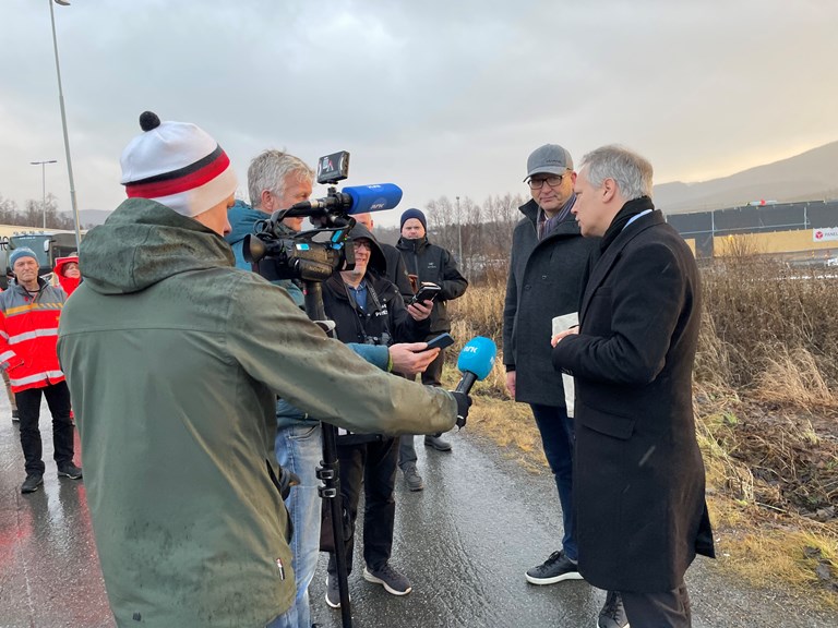 Mediedekning: NRK og Fremover intervjuer statsråd Nygård og ordfører Bartholsen. Ønske om et nytt og sikrere kryss har vært mye omtalt i hele regionen.