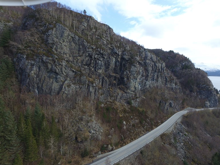 Her, i Almenningsbakken på rv. 15 i Kinn kommune, skal Statens vegvesen no sikra vegen mot steinsprang. Foto: Statens vegvesen