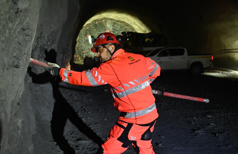 Foto av Al-Samarray som monterer den seismiske mottakeren.