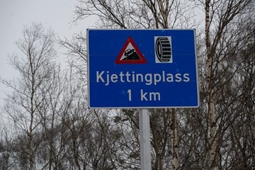 Skilt som viser avstand til kjettingplass