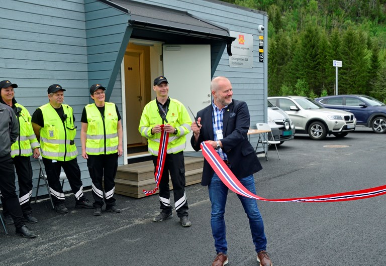 Avdelingsdirektør Frode Børstad i Trafikk- og kjøretøyavdelingen i Statens vegvesen Region midt kunne tirsdag klippe snora på nye Einangsmoen kontrollplass ved E14 mellom Hegra og Flora i Stjørdal kommune. 